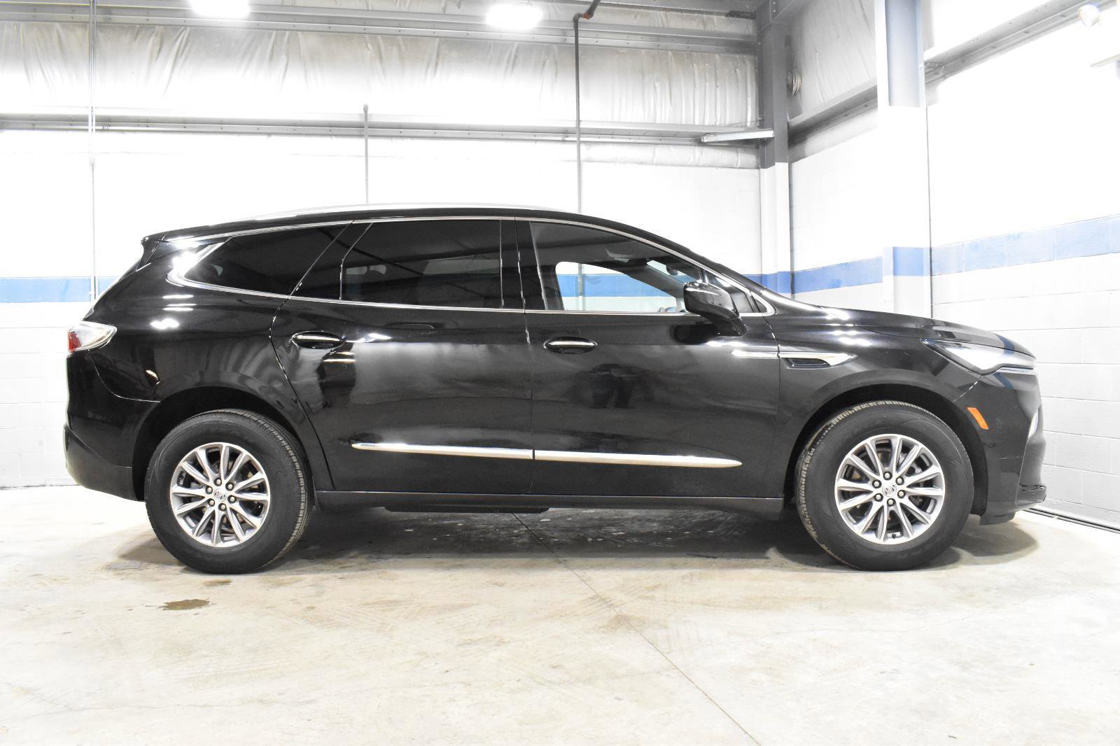 Used 2023 Buick Enclave Essence image 14