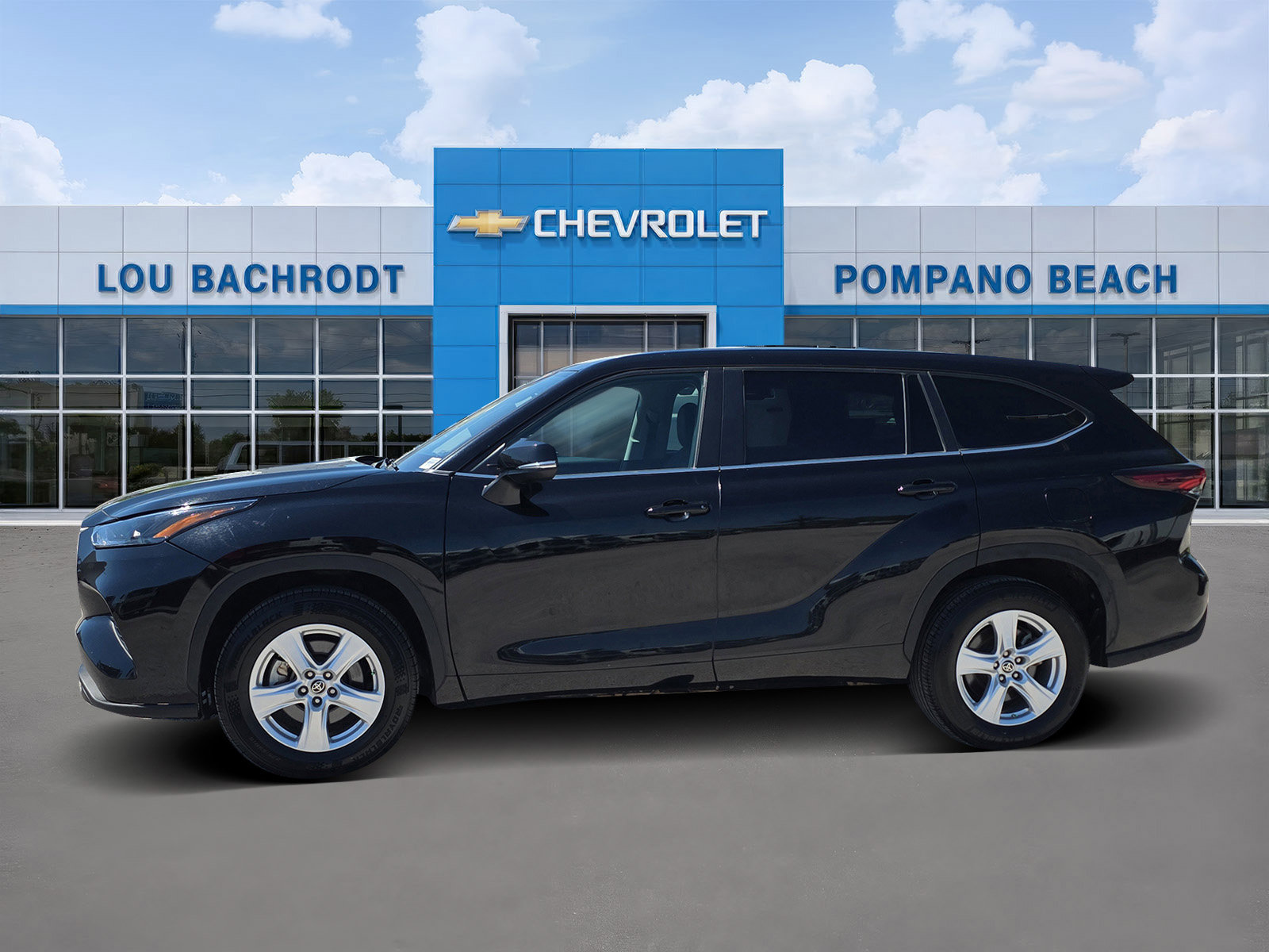 Used 2024 Toyota Highlander LE FWD image 4