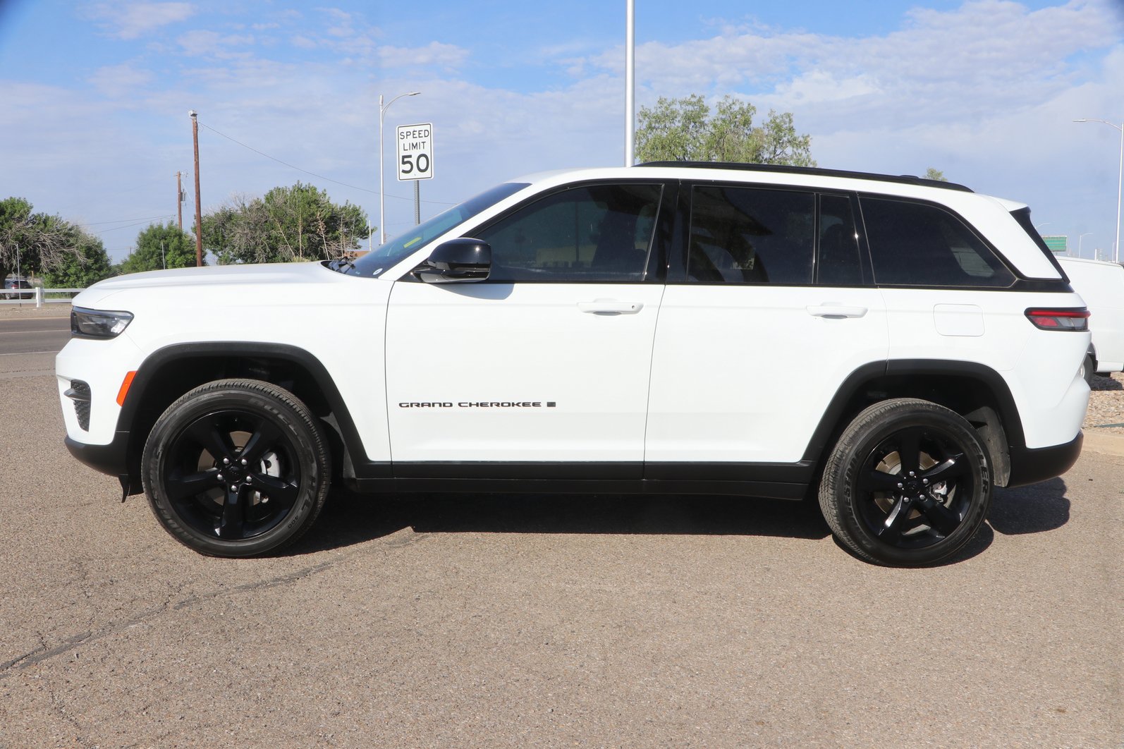 Used 2024 Jeep Grand Cherokee Altitude AWD/4WD image 4