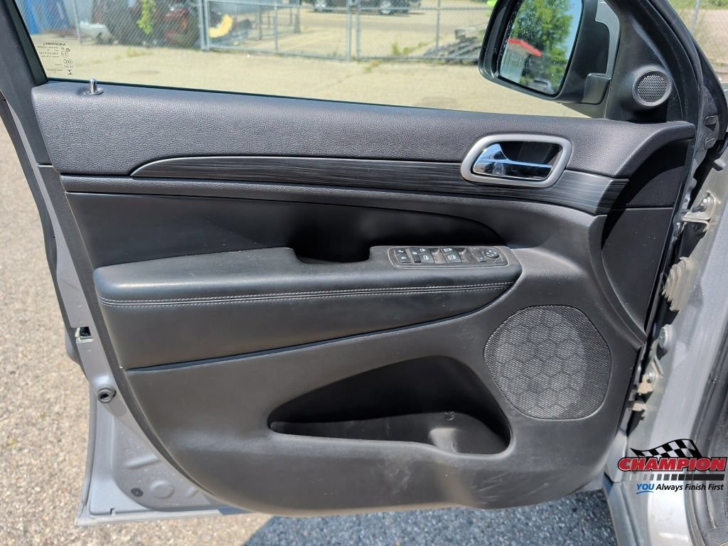 Used 2019 Jeep Grand Cherokee Laredo AWD/4WD image 14