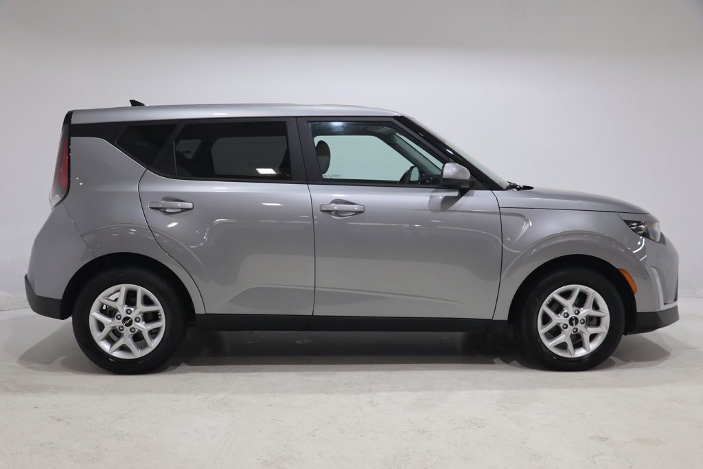 Used 2025 Kia Soul LX w/ LX Technology Package FWD image 13