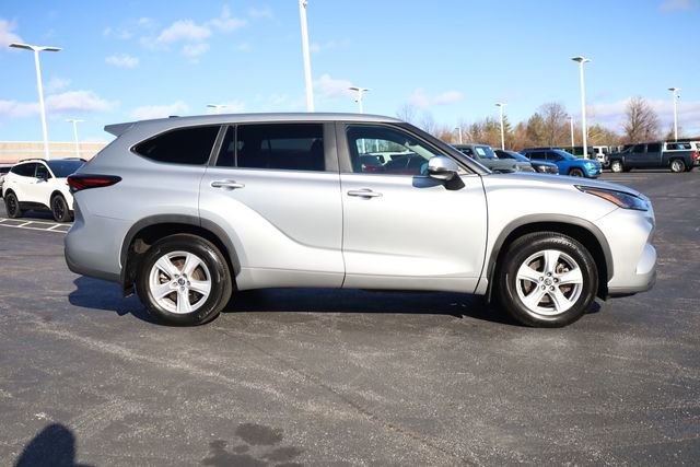 Used 2024 Toyota Highlander LE image 4