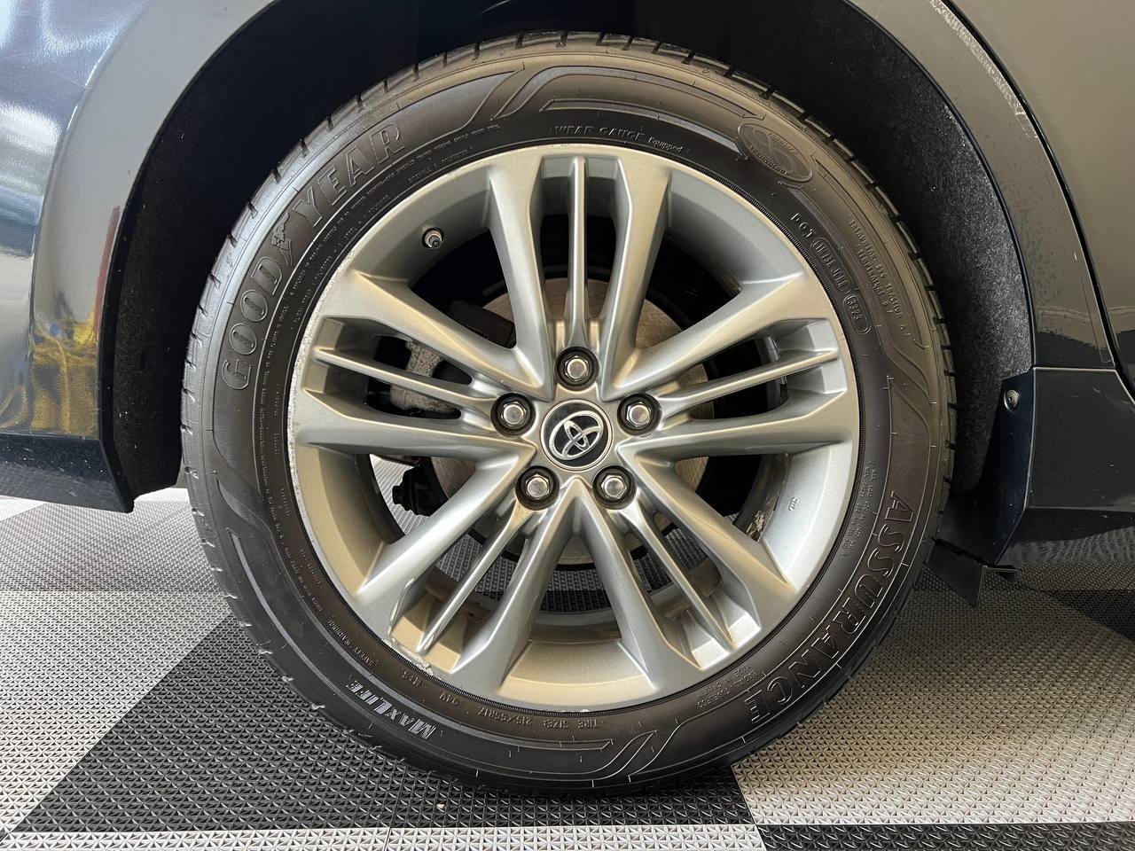 Used 2015 Toyota Camry SE w/ Moonroof Package FWD image 29