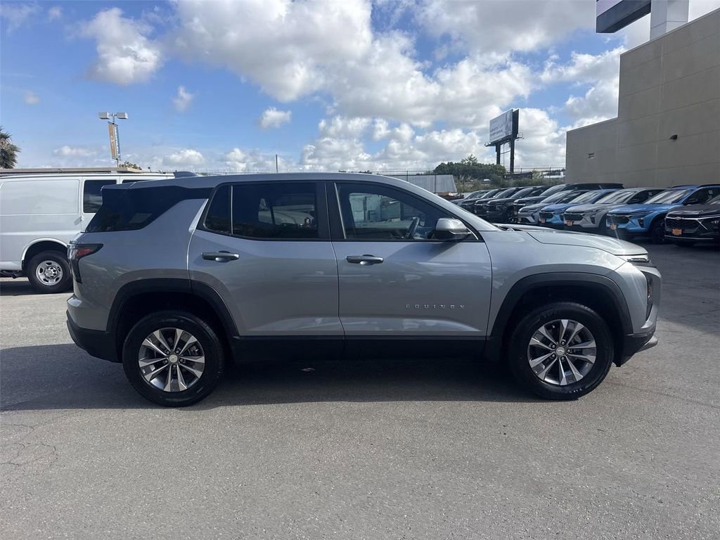 Used 2025 Chevrolet Equinox LT image 2