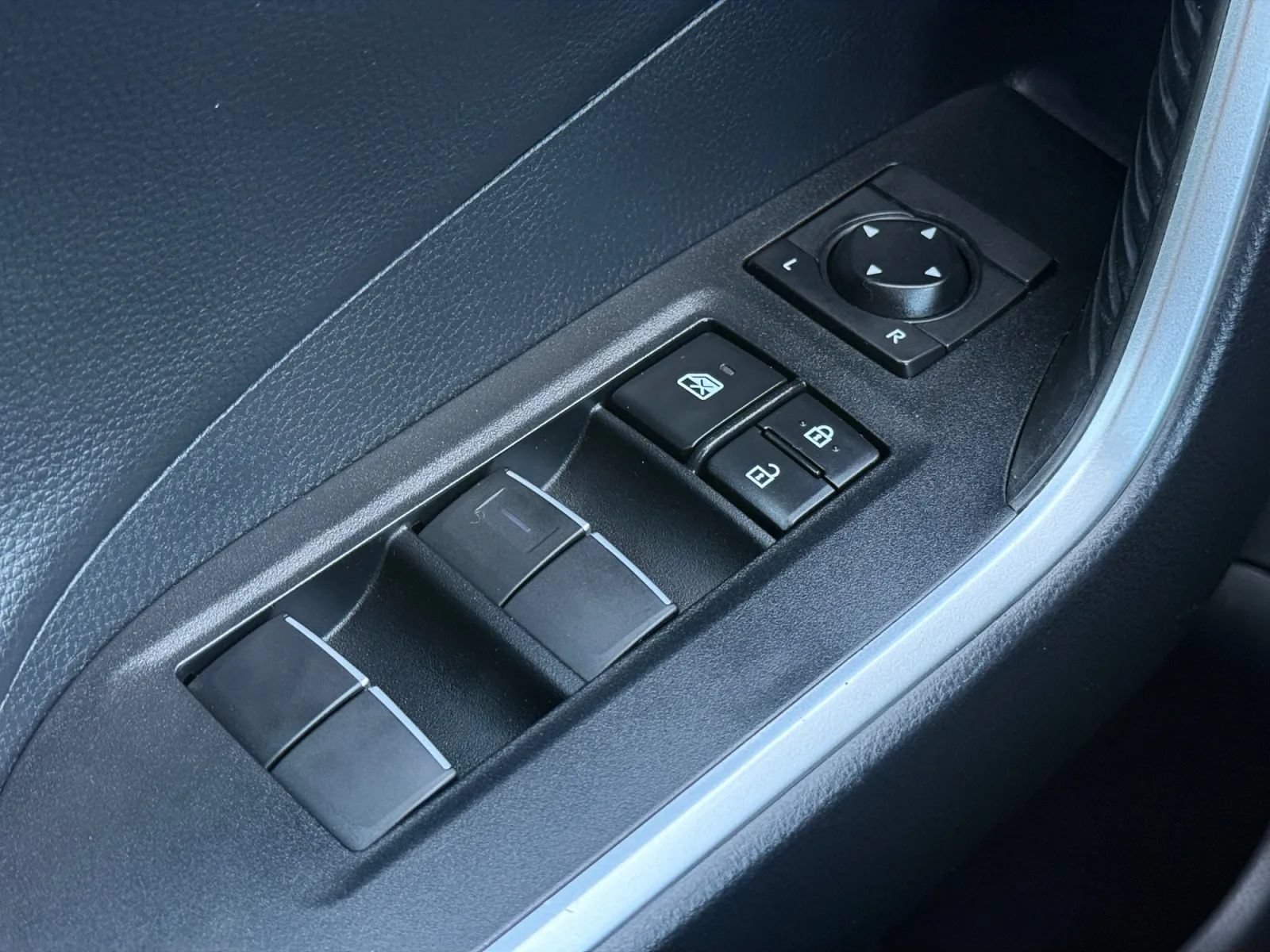Used 2019 Toyota RAV4 XSE w/ Carpet Mat Package AWD/4WD image 40