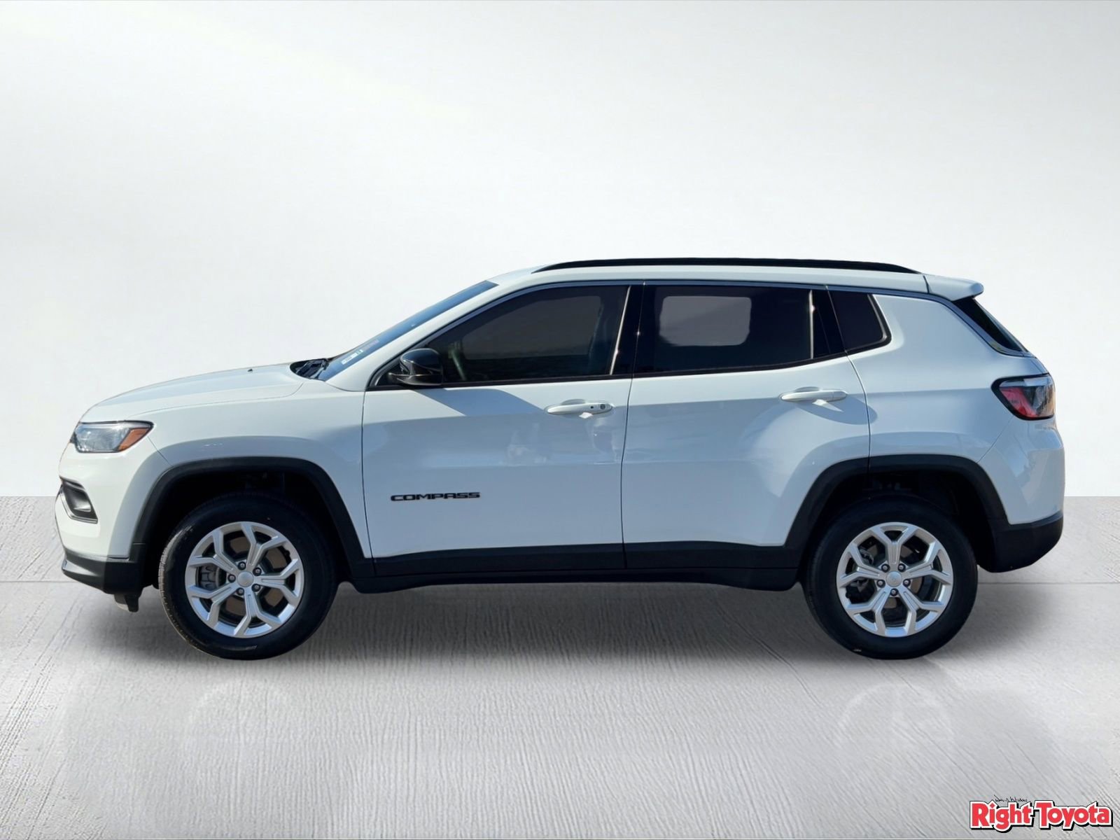 Used 2024 Jeep Compass Latitude image 2