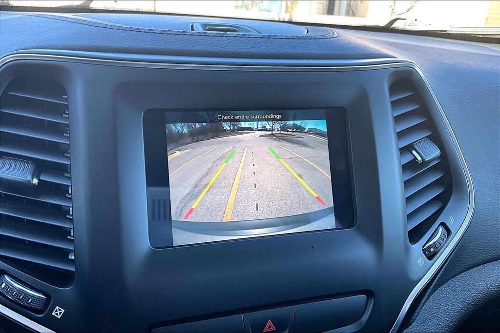 Used 2019 Jeep Cherokee Latitude w/ Cold Weather Group image 21