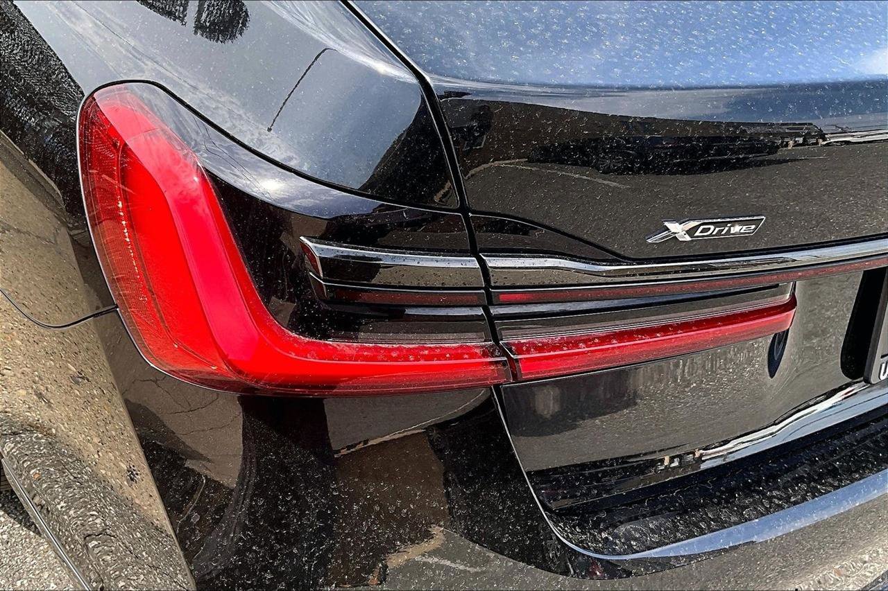 Used 2020 BMW 750i xDrive w/ M Sport Package image 23