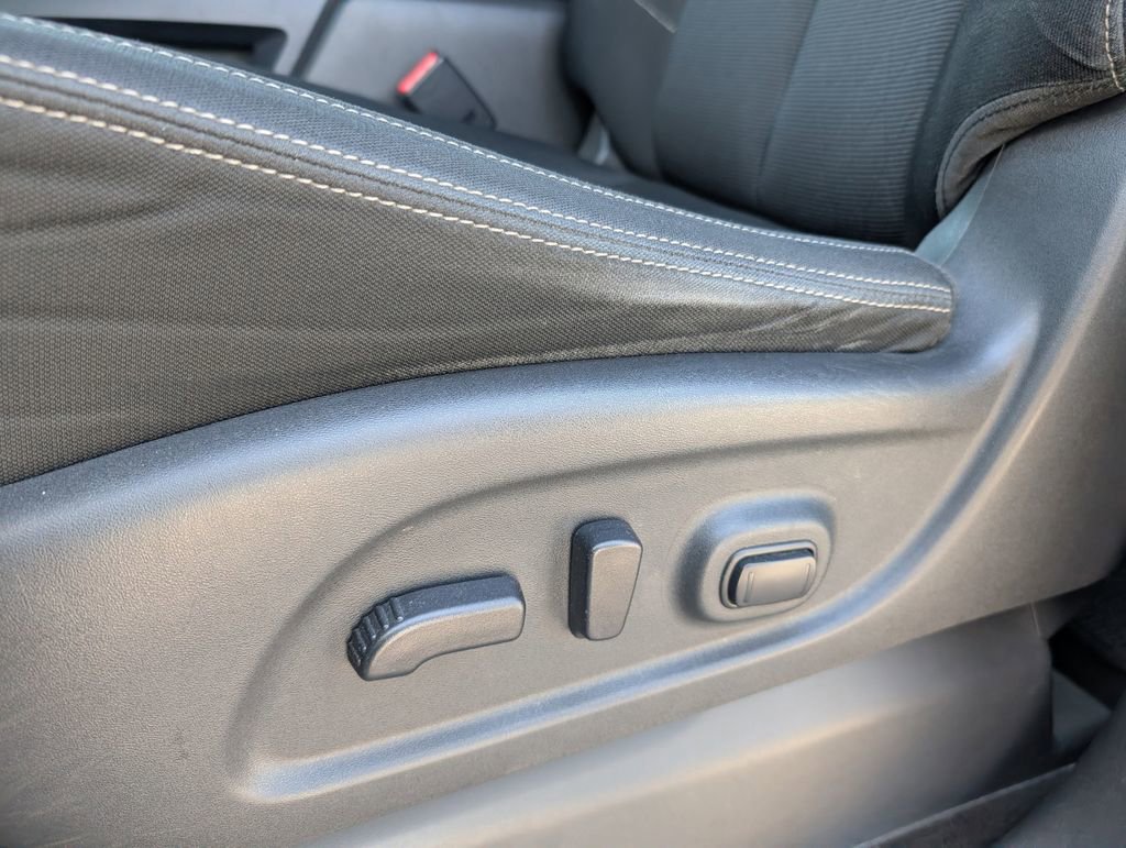 Used 2018 Nissan Titan SV w/ SV Convenience Package image 11