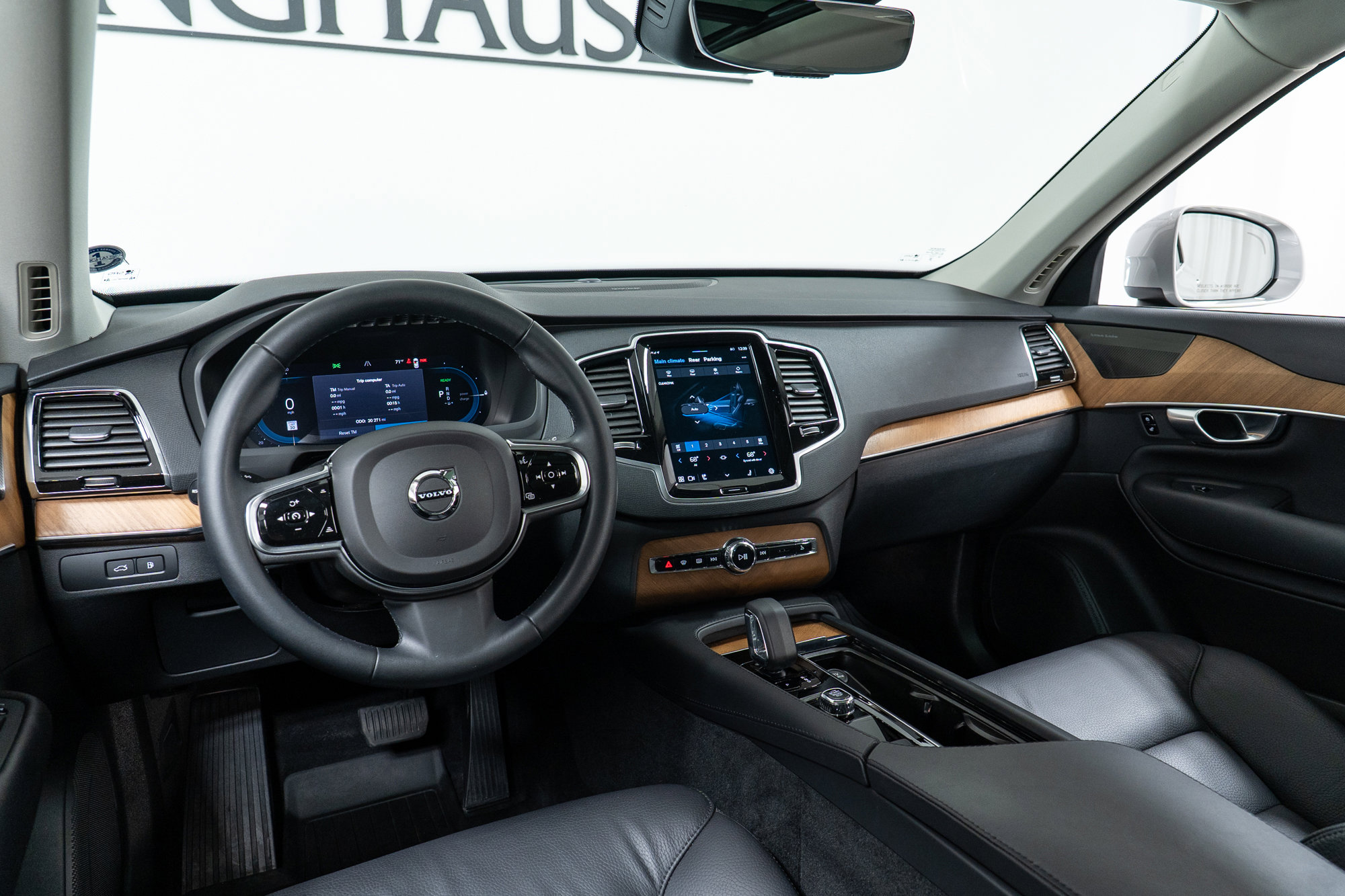 Used 2024 Volvo XC90 T8 Plus w/ Protection Package Premier image 16