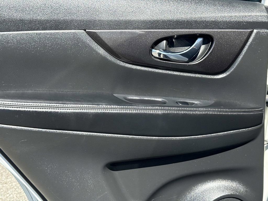 Used 2019 Nissan Rogue SV w/ Premium Package image 14