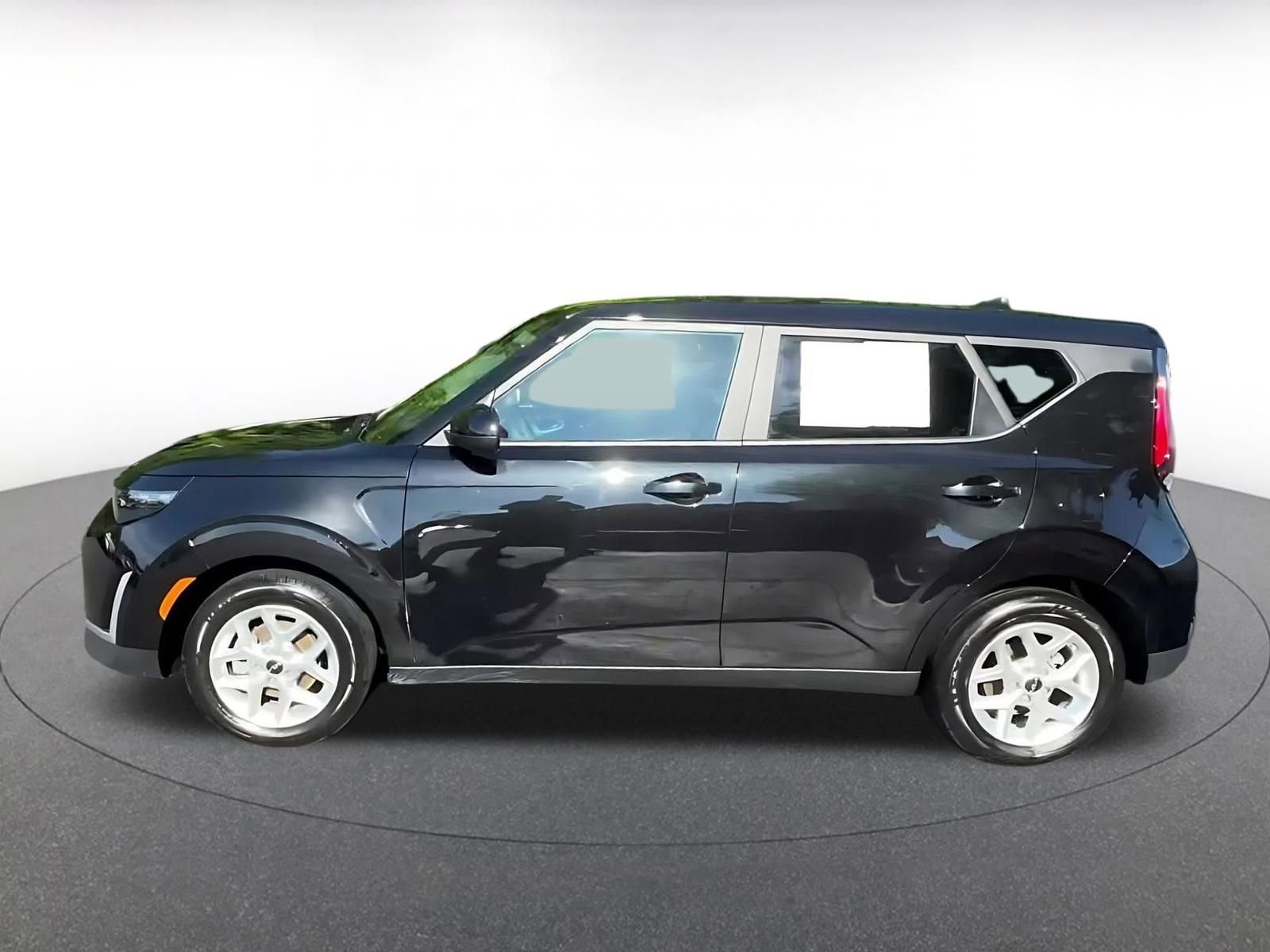Used 2025 Kia Soul LX w/ LX Technology Package FWD image 9