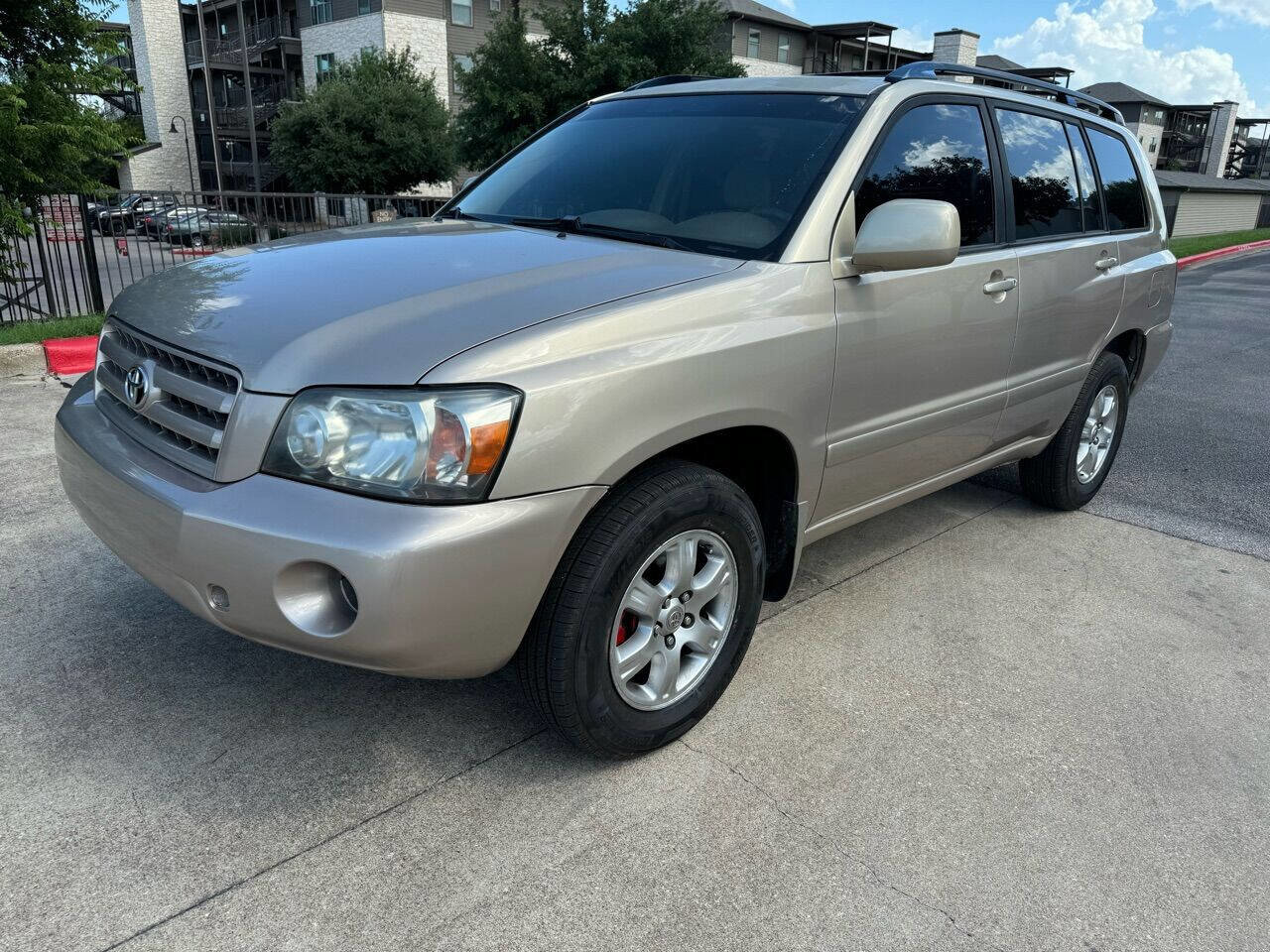 Used 2005 Toyota Highlander 4WD V6 w/ 3rd Row image 1