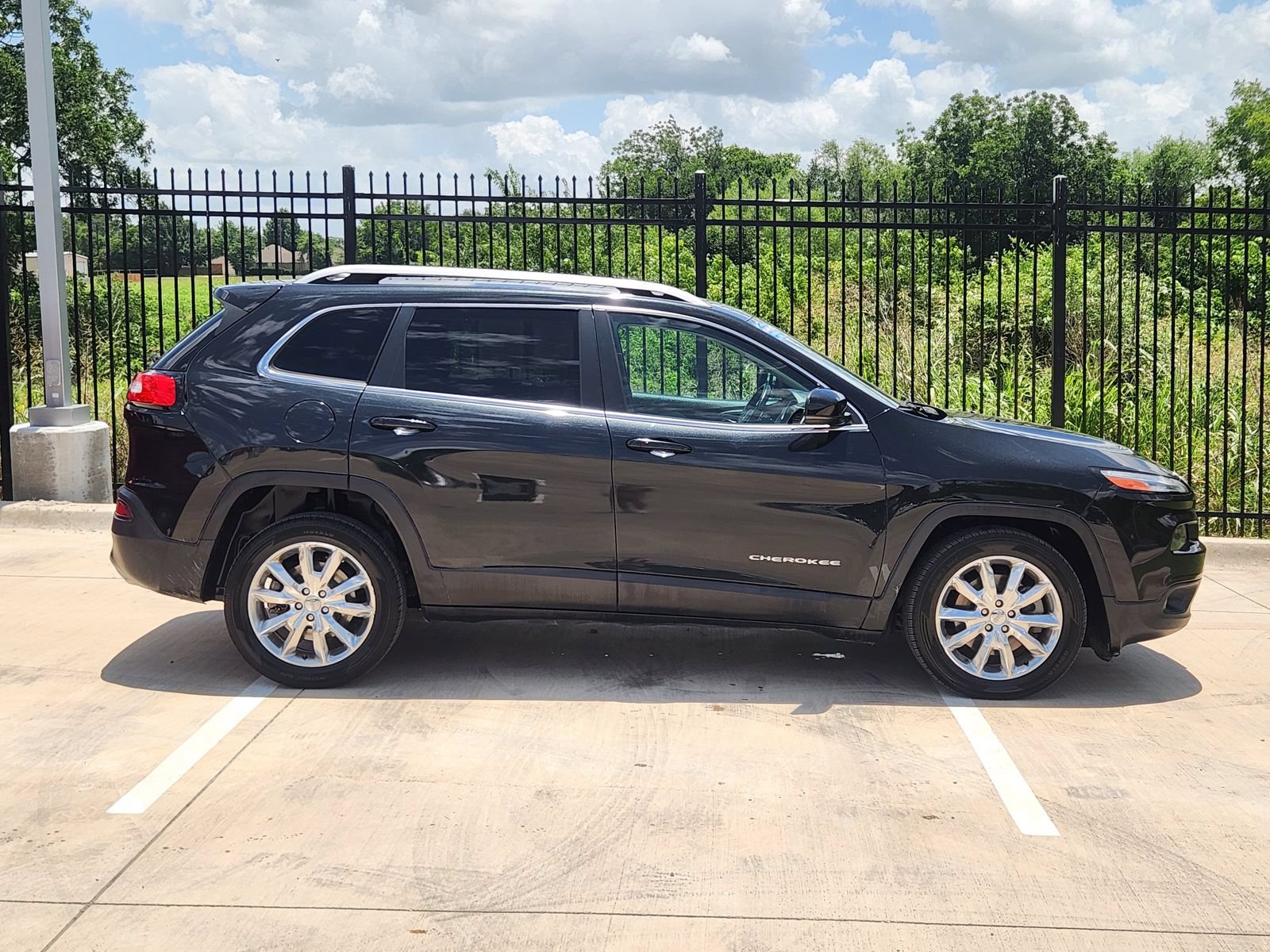 Used 2016 Jeep Cherokee Limited w/ Luxury Group FWD image 7