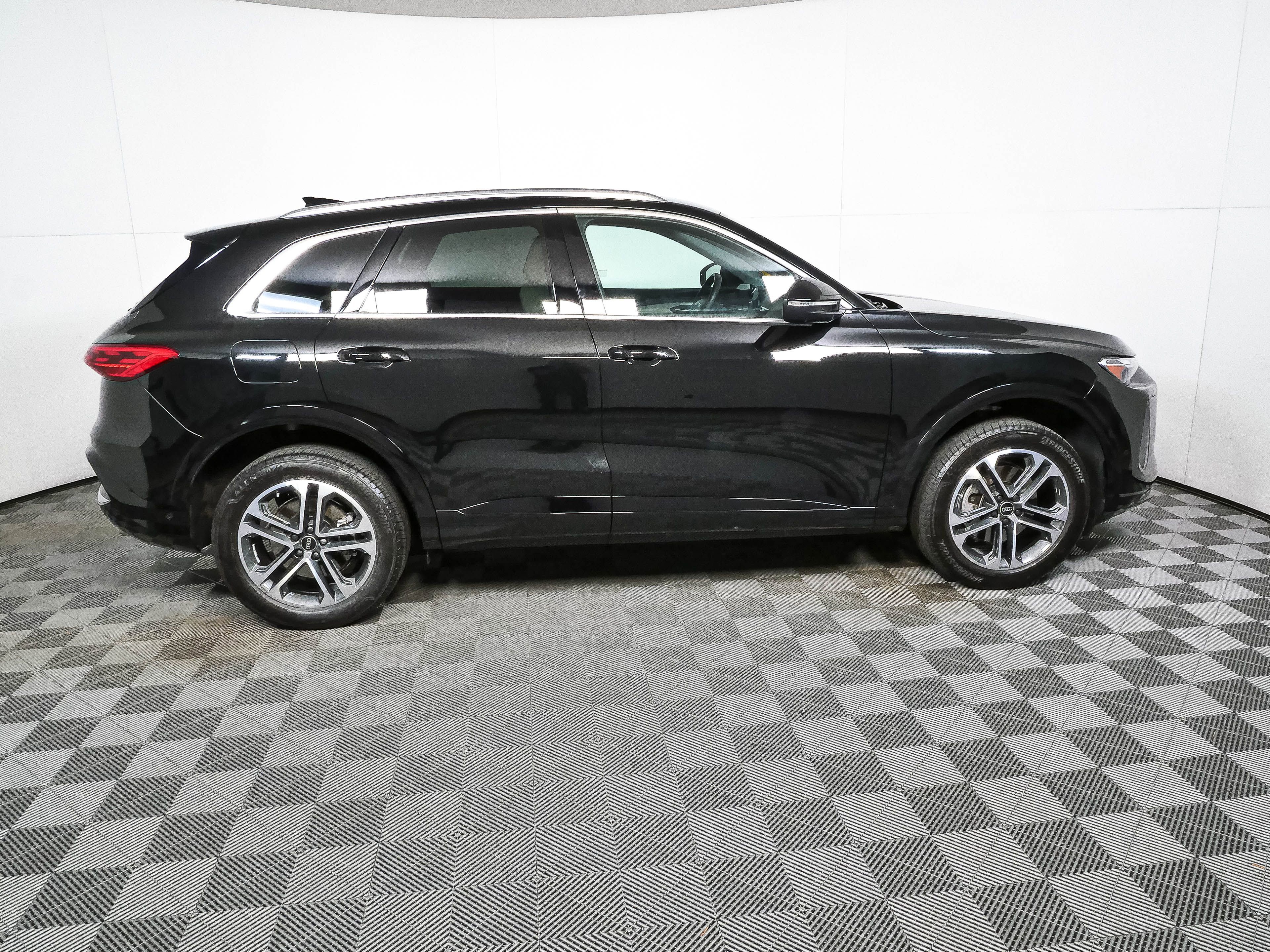 Used 2025 Audi Q5 Premium w/ Convenience Package AWD/4WD image 2