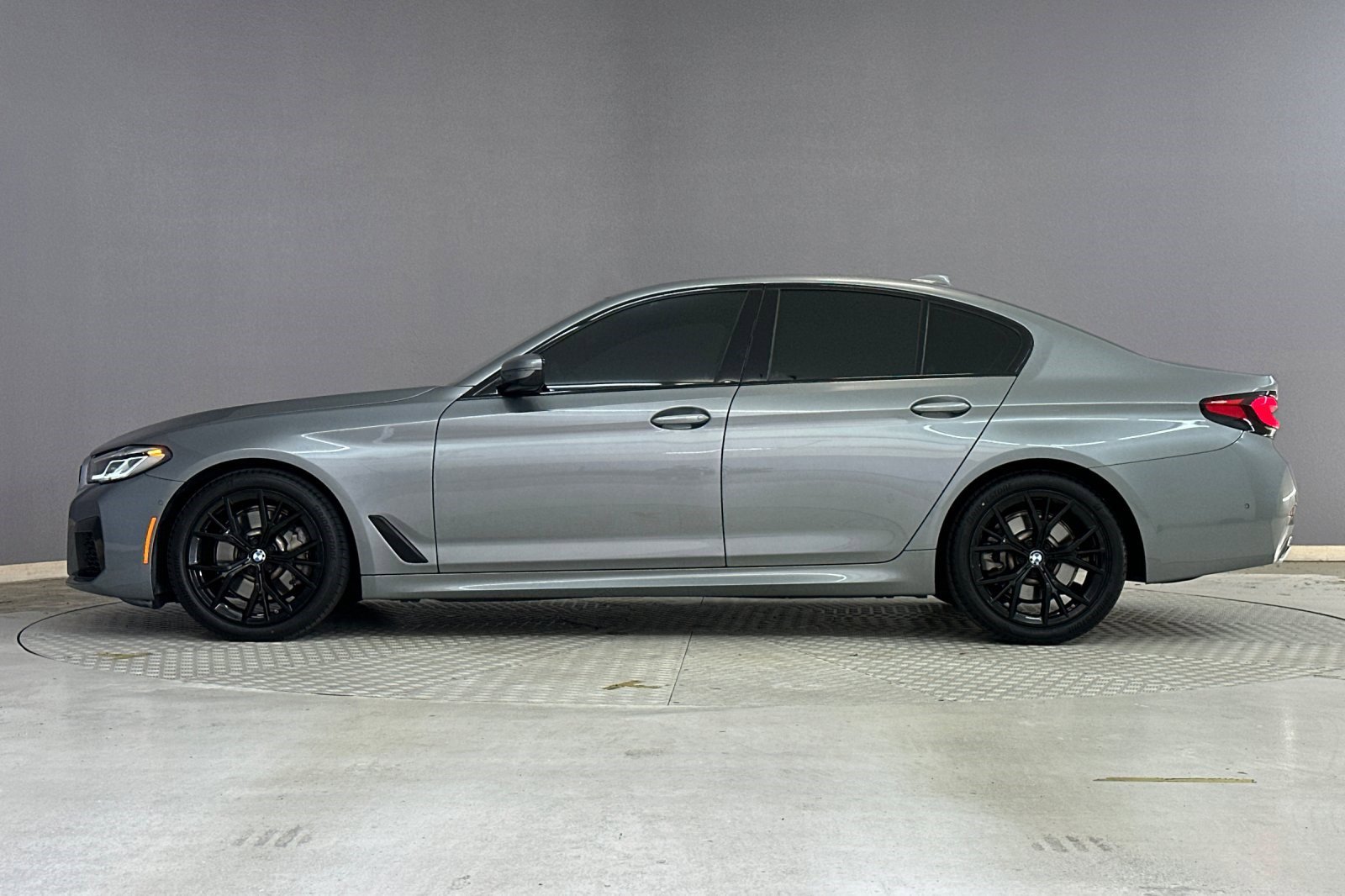 Used 2023 BMW 530i w/ M Sport Package image 2