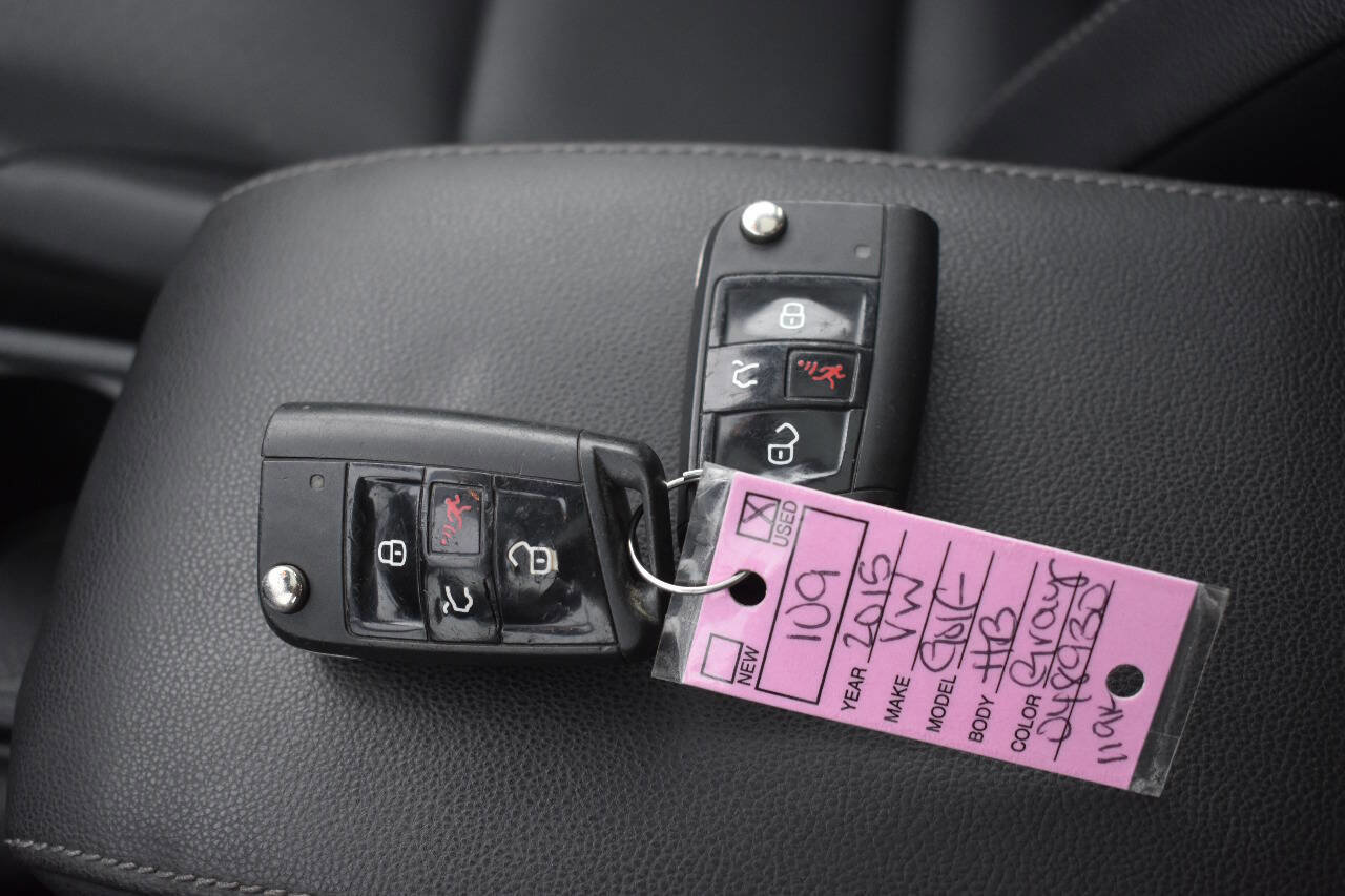 Used 2015 Volkswagen Golf S image 32