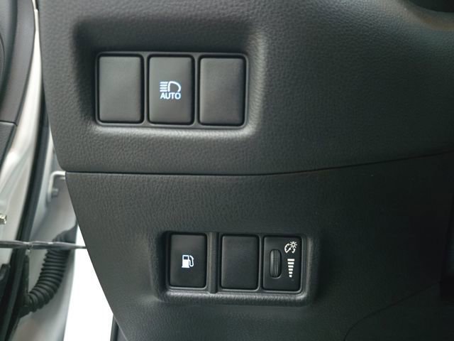 Used 2022 Toyota C-HR XLE image 30