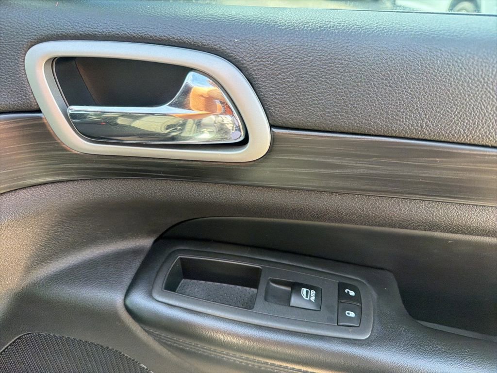 Used 2021 Jeep Grand Cherokee Laredo image 29