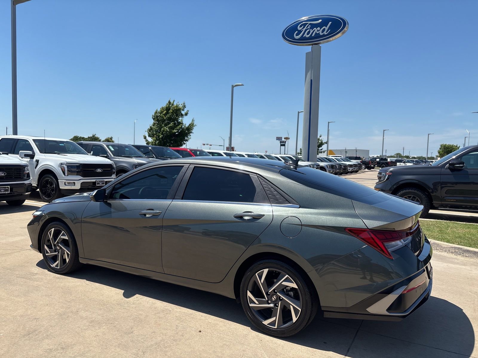 Used 2024 Hyundai Elantra Limited FWD image 3