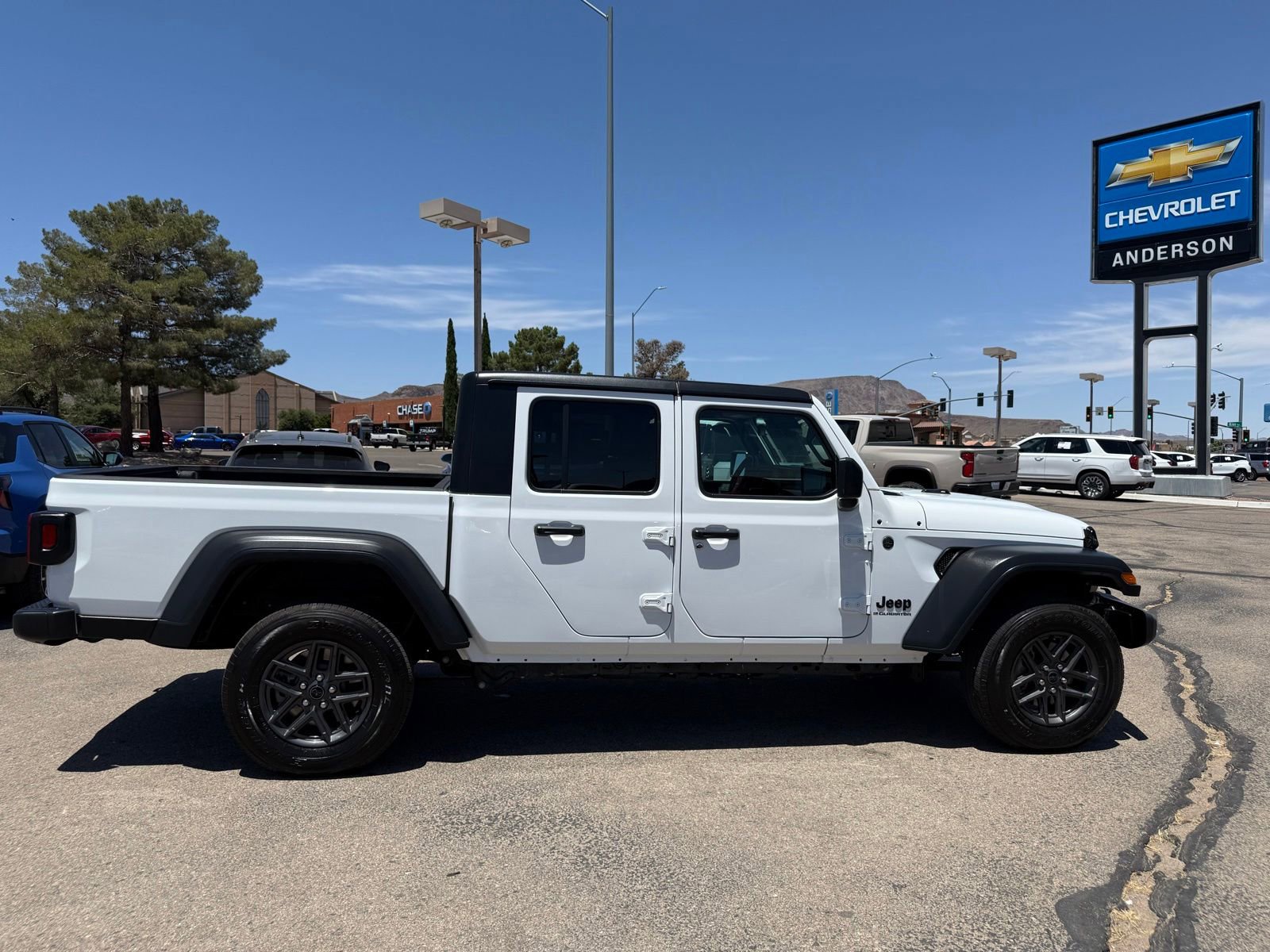 Used 2025 Jeep Gladiator Sport AWD/4WD image 4