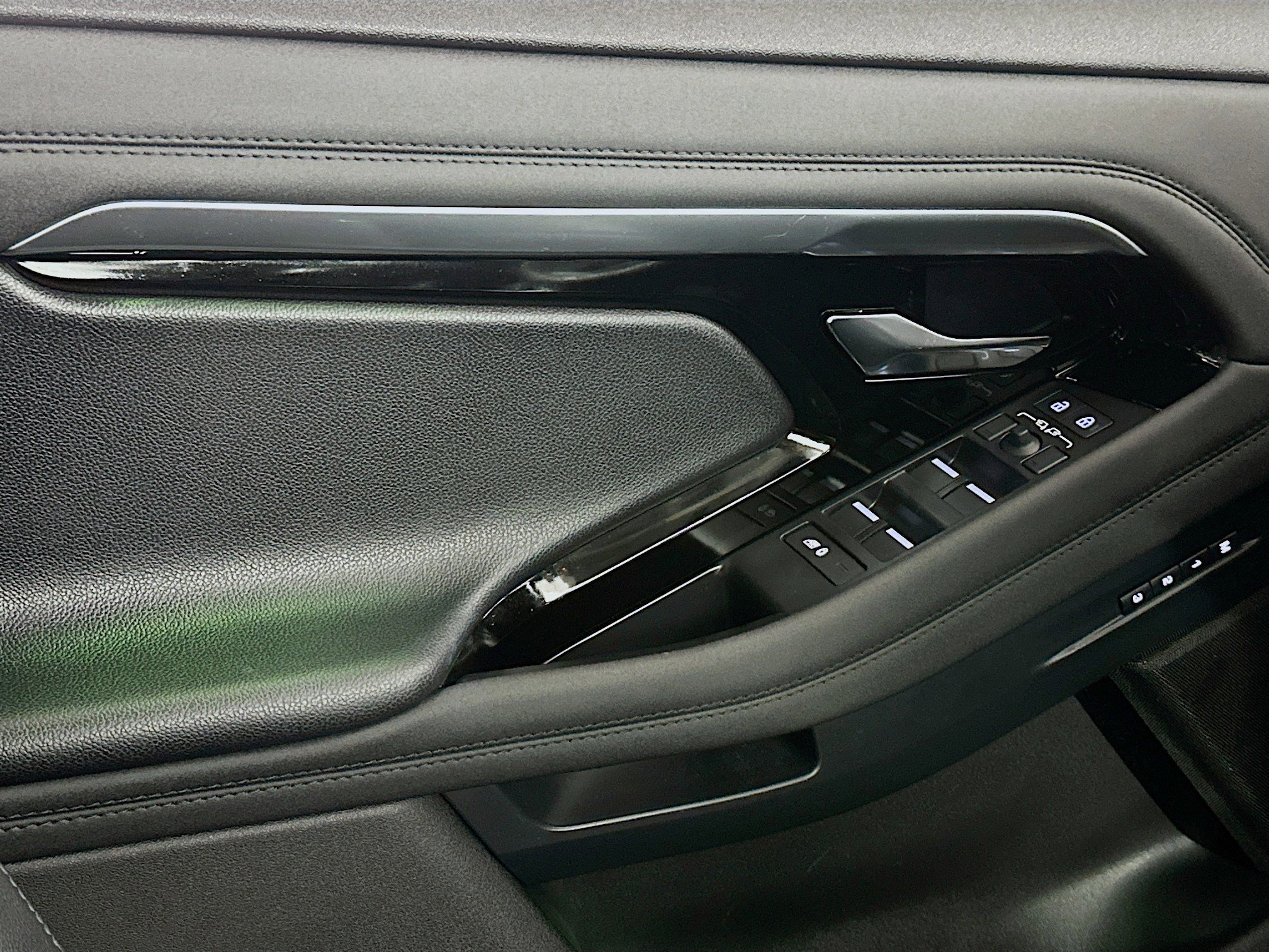 Used 2023 Land Rover Range Rover Evoque SE image 15