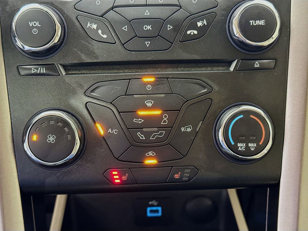 Used 2017 Ford Fusion SE FWD image 18