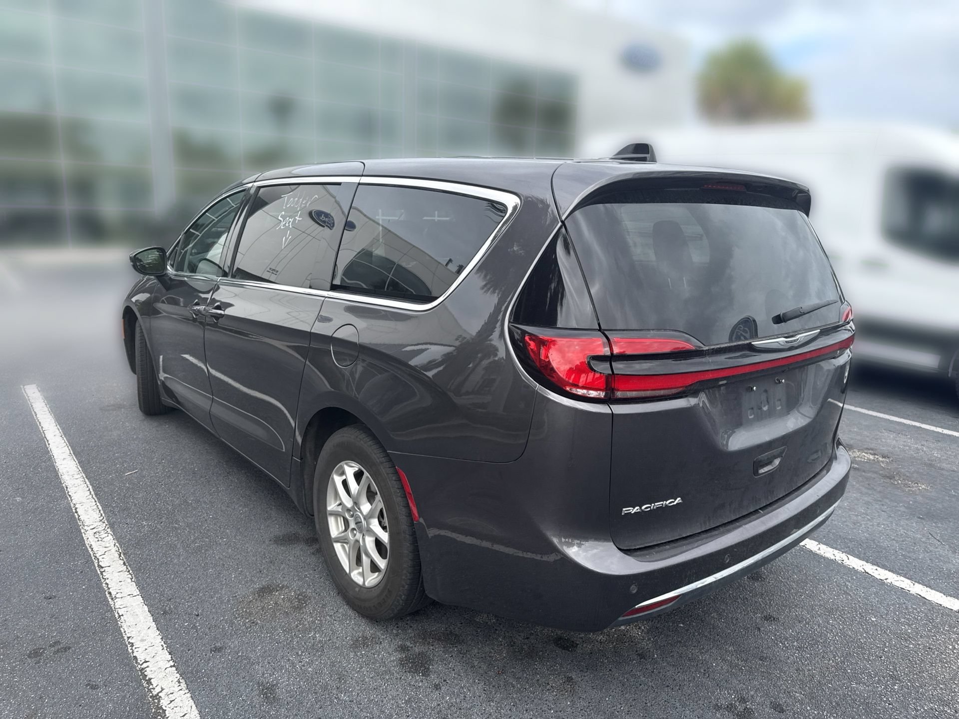 Used 2023 Chrysler Pacifica Touring-L FWD image 7