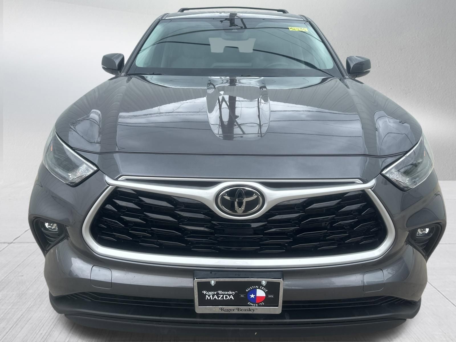 Used 2023 Toyota Highlander LE image 2