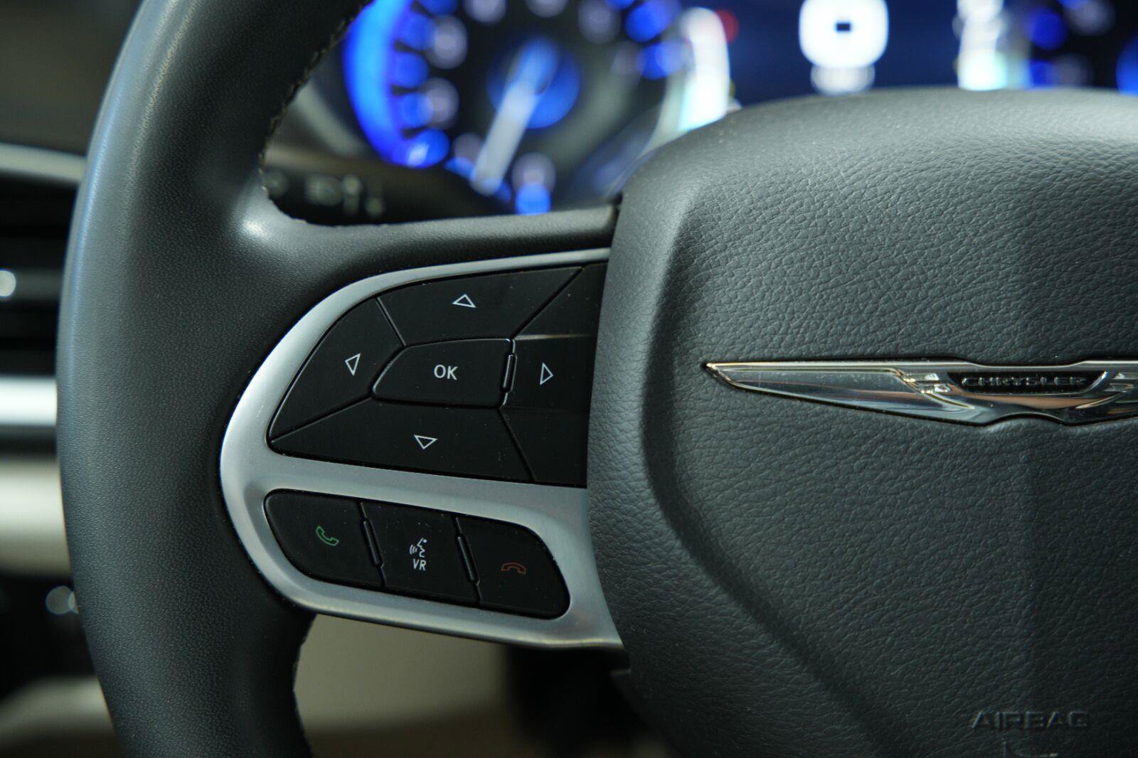Used 2023 Chrysler Pacifica Touring-L FWD image 34