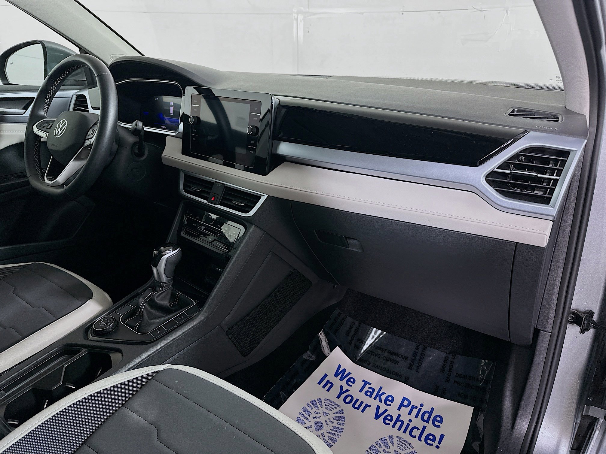 Used 2025 Volkswagen Taos SE w/ Panoramic Sunroof Package image 27