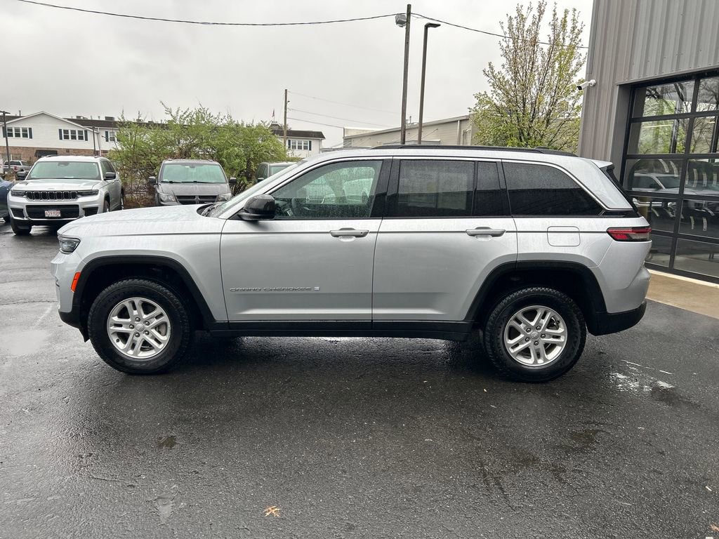 Used 2024 Jeep Grand Cherokee Laredo w/ Luxury Tech Group I AWD/4WD image 7