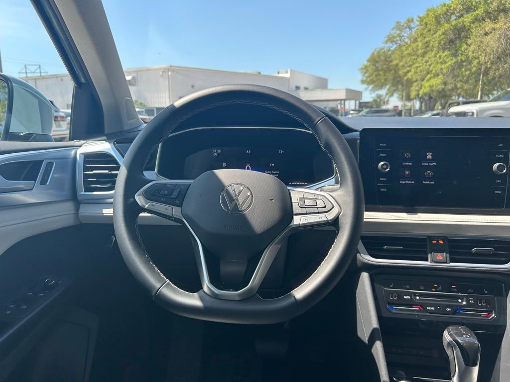 Certified 2025 Volkswagen Taos SE w/ Panoramic Sunroof Package FWD image 46