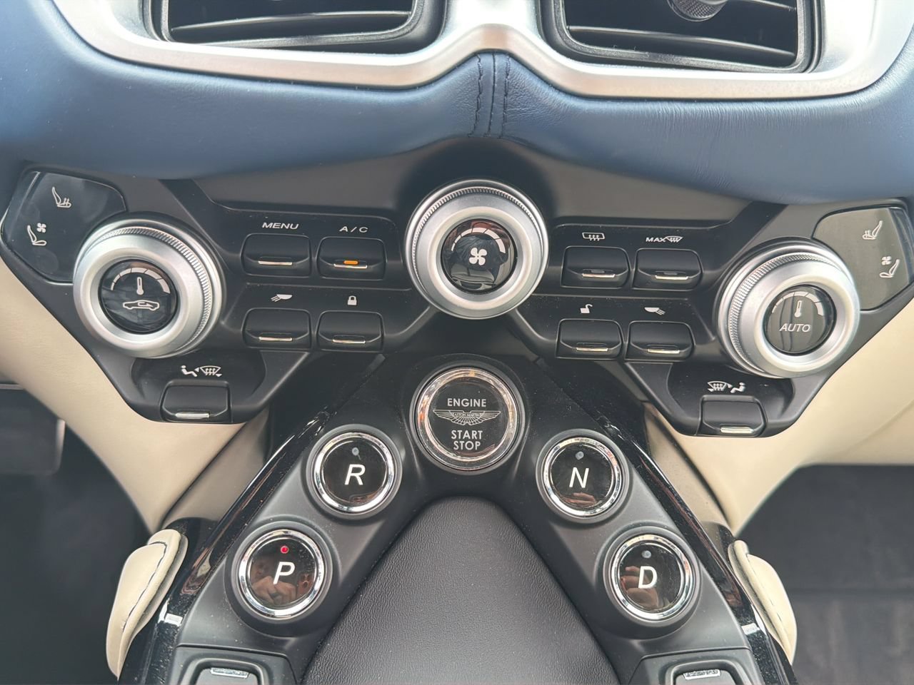 Used 2023 Aston Martin V8 Vantage Roadster RWD image 26