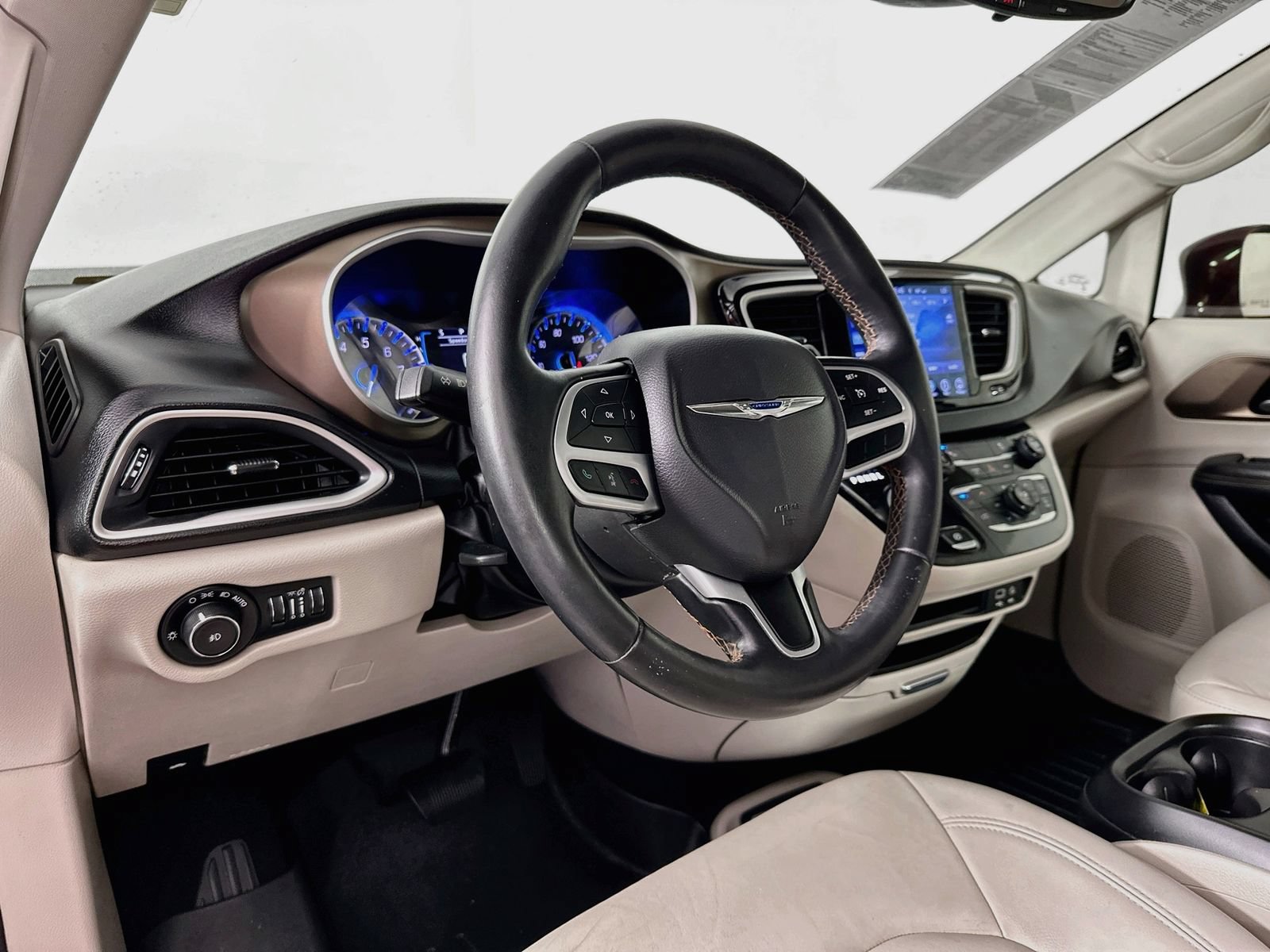 Used 2017 Chrysler Pacifica Touring-L FWD image 10