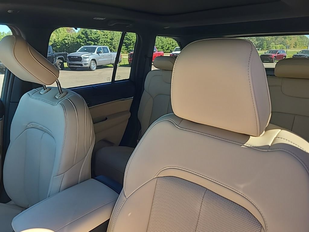New 2025 Jeep Grand Cherokee Limited w/ Luxury Tech Group II image 12