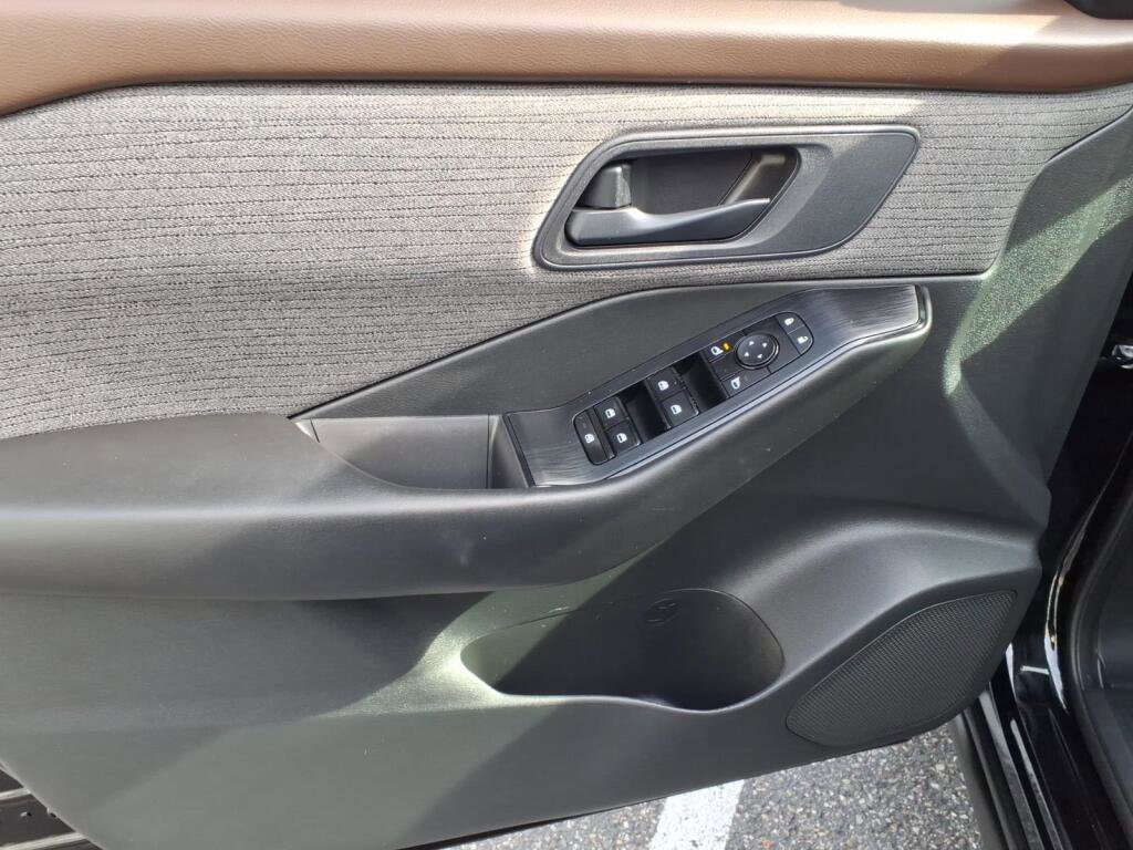 Used 2023 Nissan Rogue S image 13