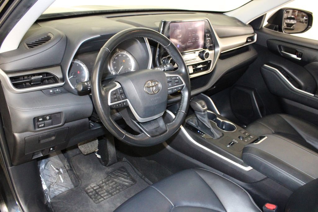 Used 2023 Toyota Highlander XLE FWD image 28
