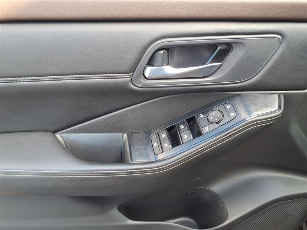 Used 2022 Nissan Rogue SV w/ SV Premium Package image 13