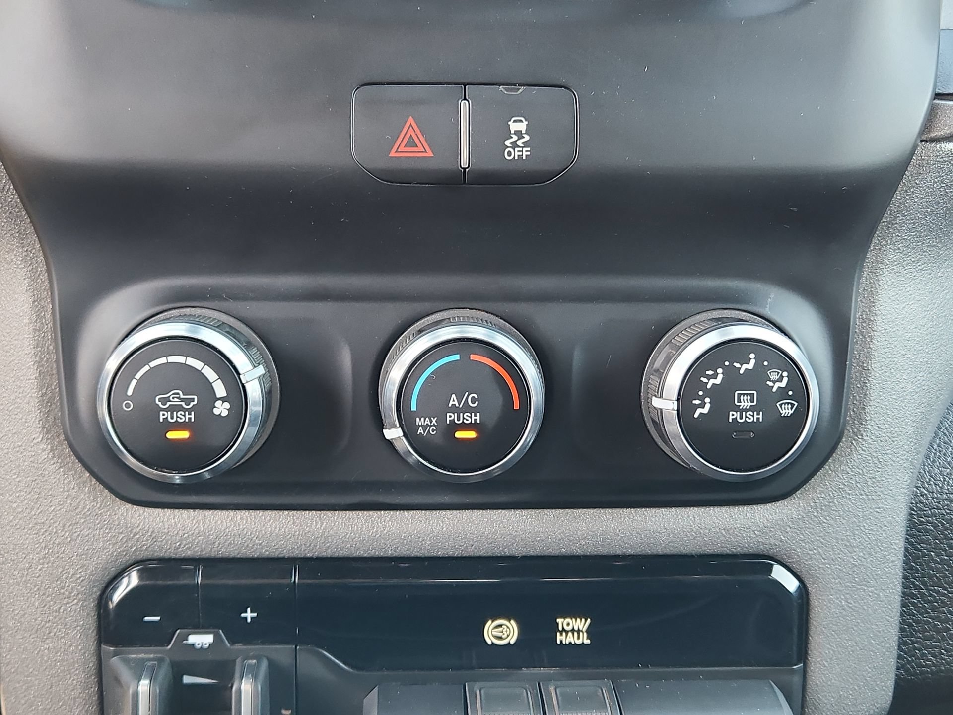 Used 2022 RAM 2500 Tradesman w/ Chrome Appearance Group AWD/4WD image 16