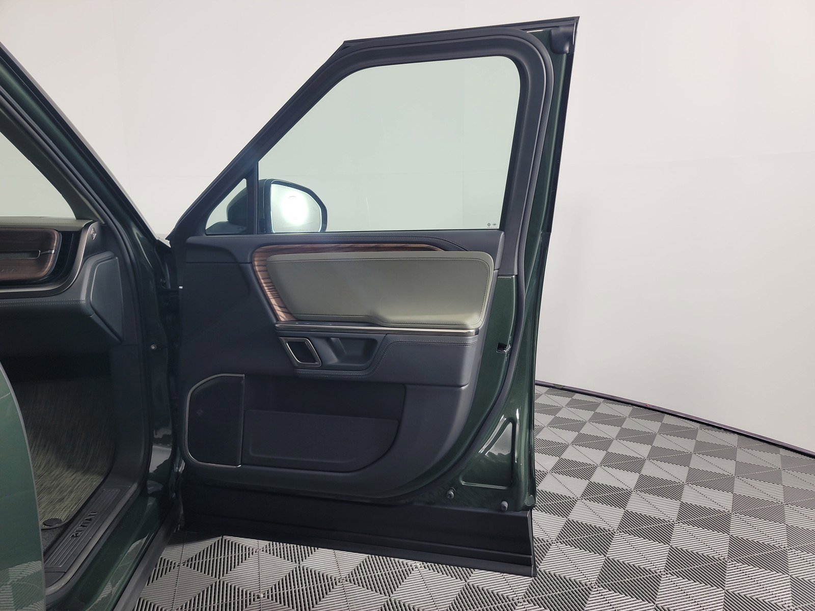 Used 2023 Rivian R1S Adventure AWD/4WD image 18