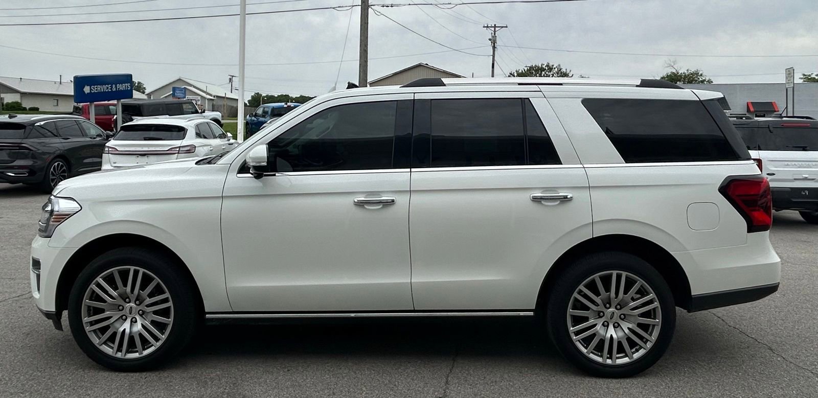 Used 2024 Ford Expedition Limited AWD/4WD image 4