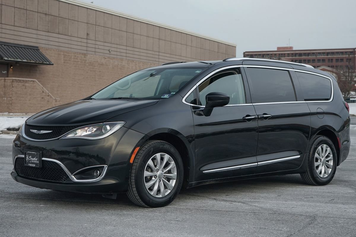 Used 2018 Chrysler Pacifica Touring-L FWD image 2