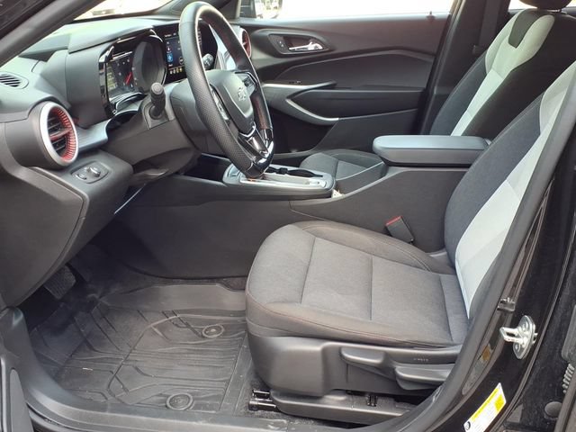 Used 2024 Chevrolet Trax RS w/ Sunroof Package FWD image 9