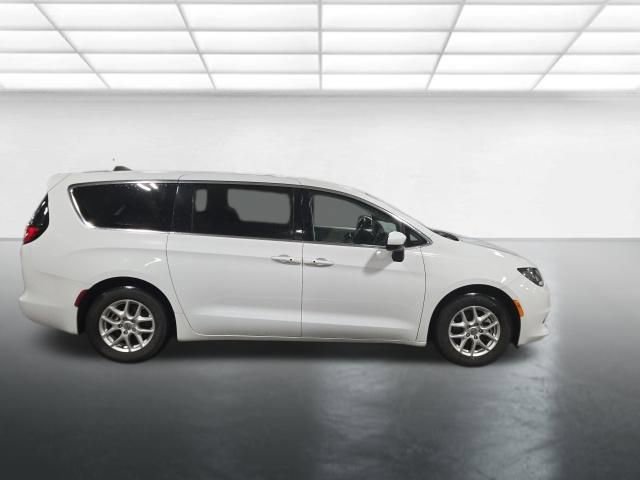 Used 2023 Chrysler Voyager LX image 3