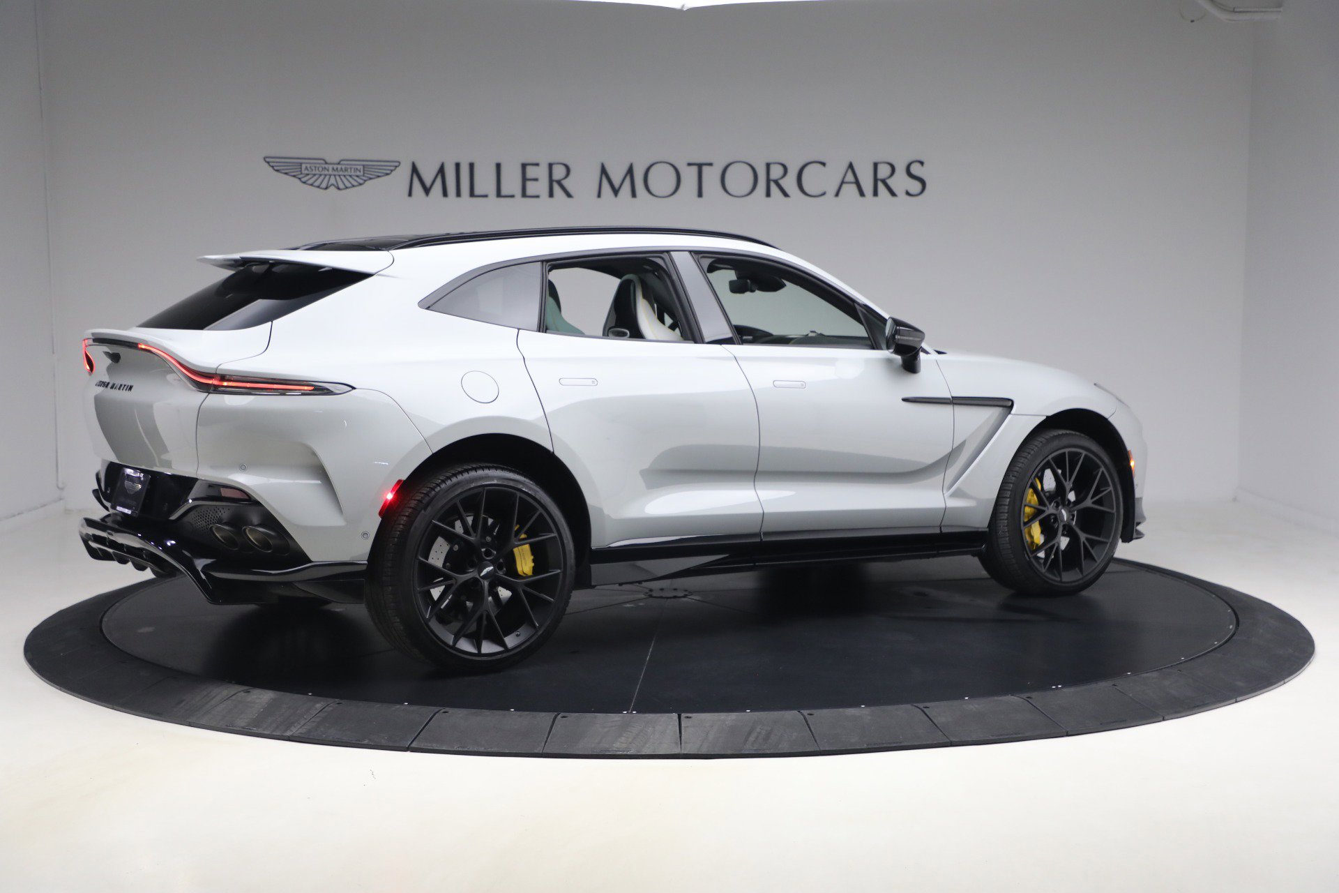 Used 2025 Aston Martin DBX 707 image 8