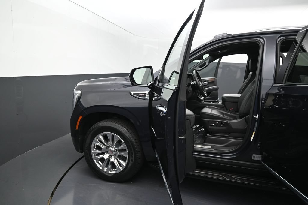 Used 2025 GMC Yukon XL Denali AWD/4WD image 13