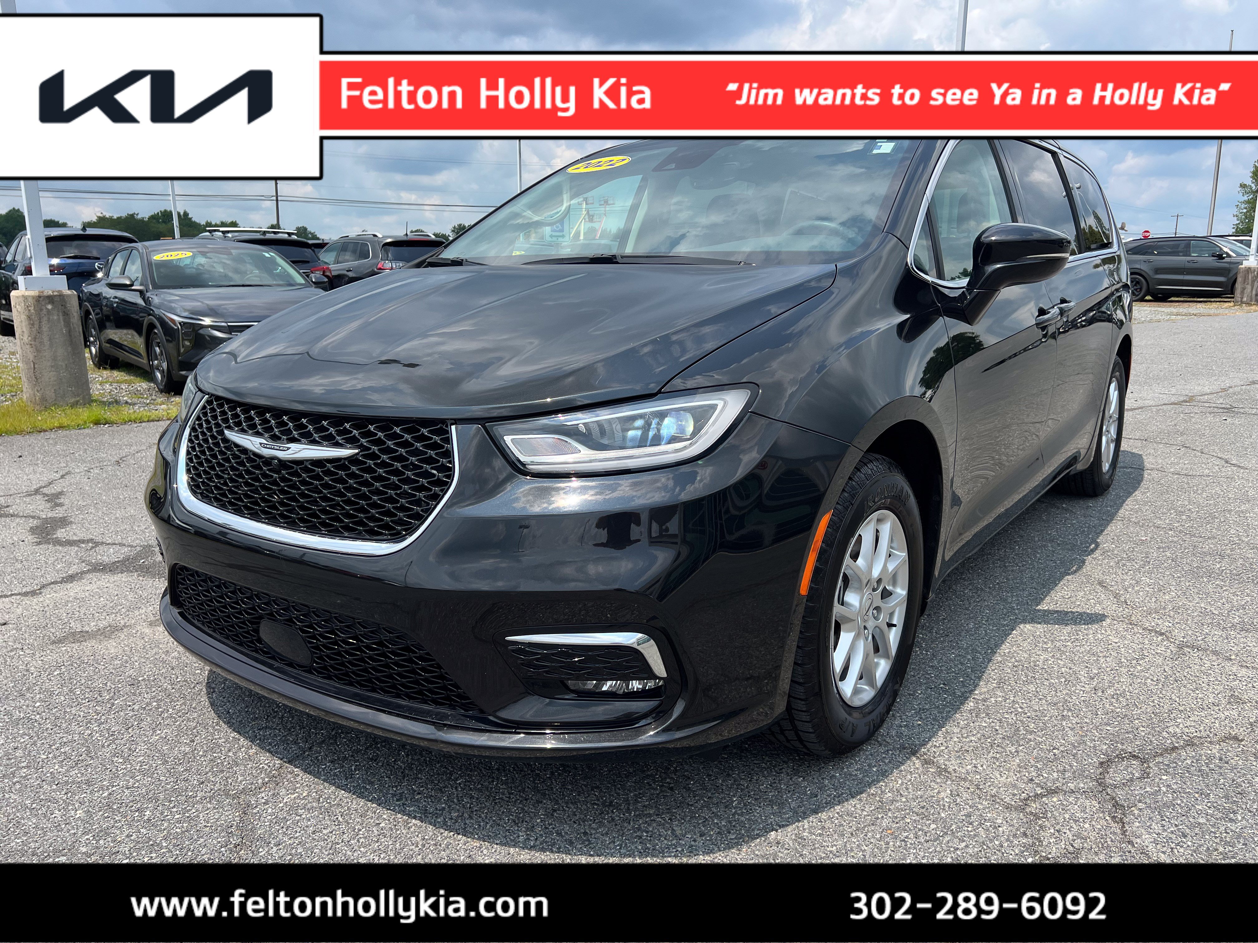 Used 2022 Chrysler Pacifica Touring-L FWD image 1