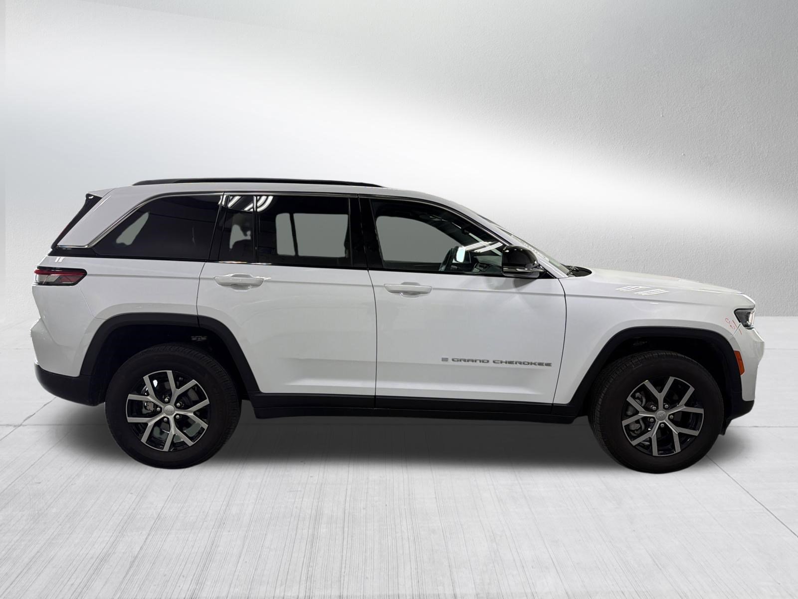 Used 2024 Jeep Grand Cherokee Limited AWD/4WD image 9