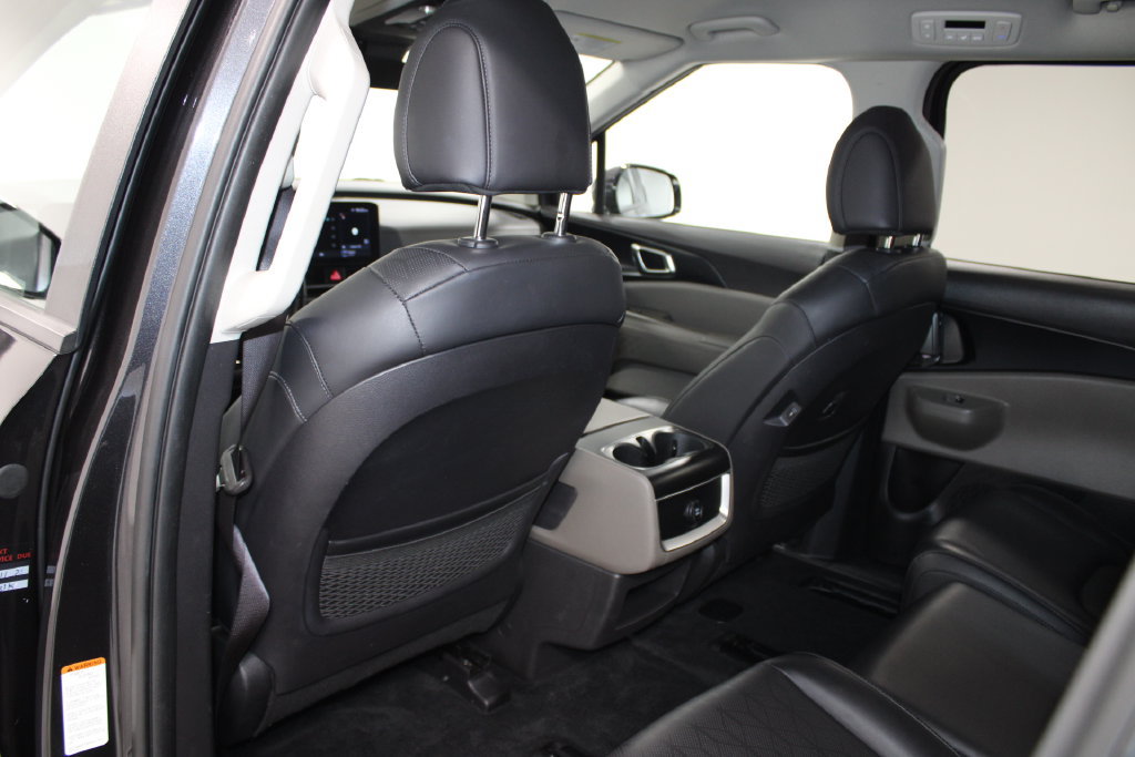 Used 2025 Kia Carnival FWD image 18